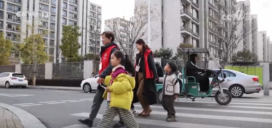 更好居住→“朝夕相伴”→便捷出行为民“暖”事托起民生“温度”(图11)