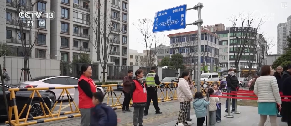 更好居住→“朝夕相伴”→便捷出行为民“暖”事托起民生“温度”(图12)