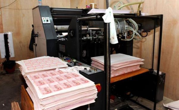 地下印钞厂覆灭记：车间被隔音改造500名警察出动缴获4亿假币(图9)