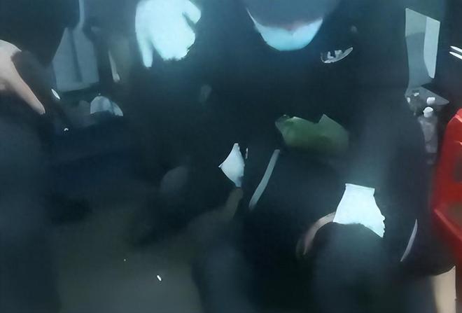 地下印钞厂覆灭记：车间被隔音改造500名警察出动缴获4亿假币(图14)