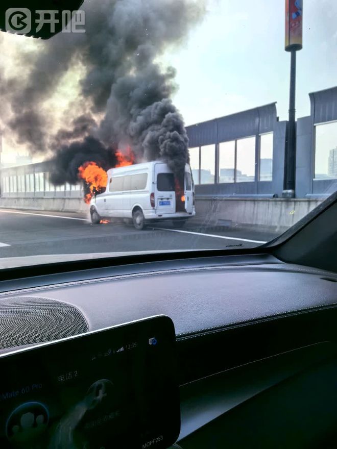杭州空港高架突发一辆车起火隔音墙也遭殃了！附近高架口临时封闭