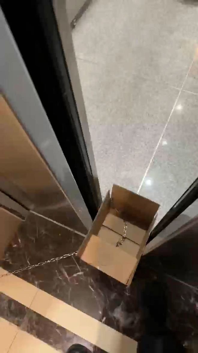 广西一孕妇疑因噪音问题将电梯加装锁链物业:未见到本人已拆除(图2)