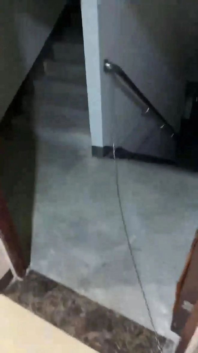 广西一孕妇疑因噪音问题将电梯加装锁链物业：未见到本人已拆除