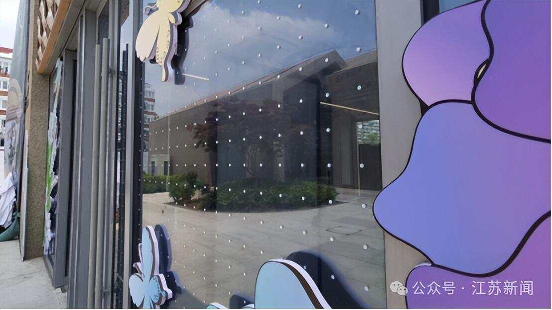 南京一大桥玻璃墙频现撞鸟事件市民希望能贴上鸟类防撞贴纸(图4)