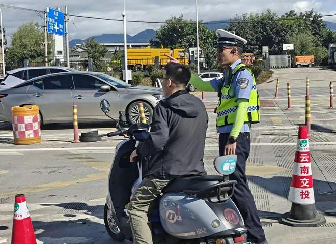 骑电动车上高速……(图2)