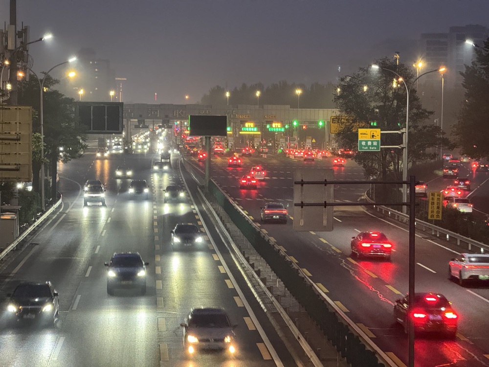 京藏高速20年前没做隔音如今车流昼夜不停吵到周边居民咋办？(图2)