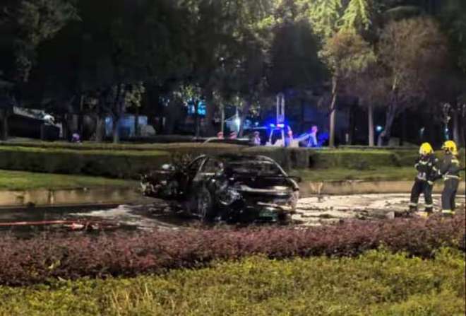 小米SU7撞车打不开车门新能源汽车车门为何易锁死?(图4)