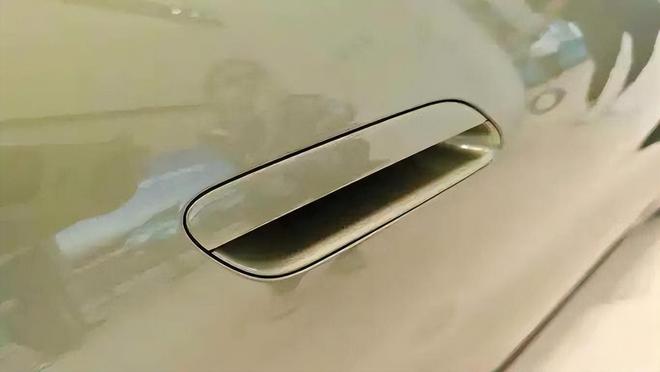 小米SU7撞车打不开车门新能源汽车车门为何易锁死?(图5)