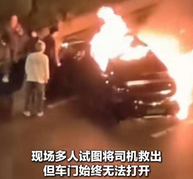 小米SU7撞车打不开车门新能源汽车车门为何易锁死?(图9)