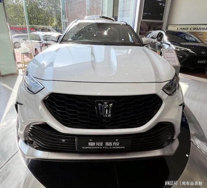 2026款一汽丰田皇冠陆放到店升级156英寸中控屏+后排隔音玻璃(图2)