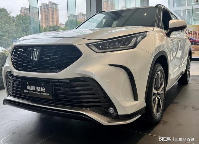 2026款一汽丰田皇冠陆放到店升级156英寸中控屏+后排隔音玻璃