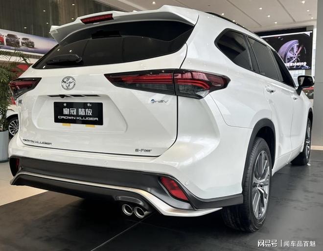 2026款一汽丰田皇冠陆放到店升级156英寸中控屏+后排隔音玻璃(图3)