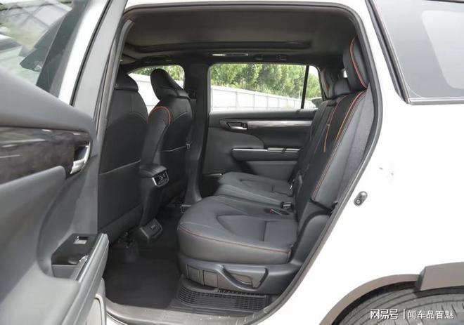 2026款一汽丰田皇冠陆放到店升级156英寸中控屏+后排隔音玻璃(图4)