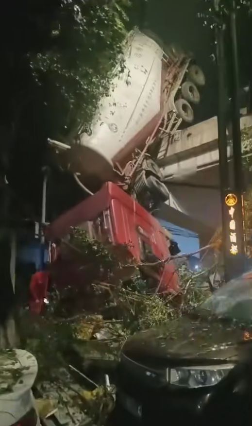 操作不当！货车冲出自建房负一楼悬空15米
