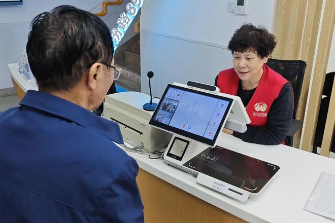 服务延伸到家门口、试点“智能问答办”系统……TA们把“人民至上”融入每一次服务(图2)