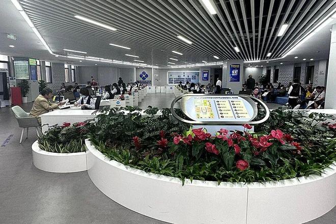 服务延伸到家门口、试点“智能问答办”系统……TA们把“人民至上”融入每一次服务(图3)