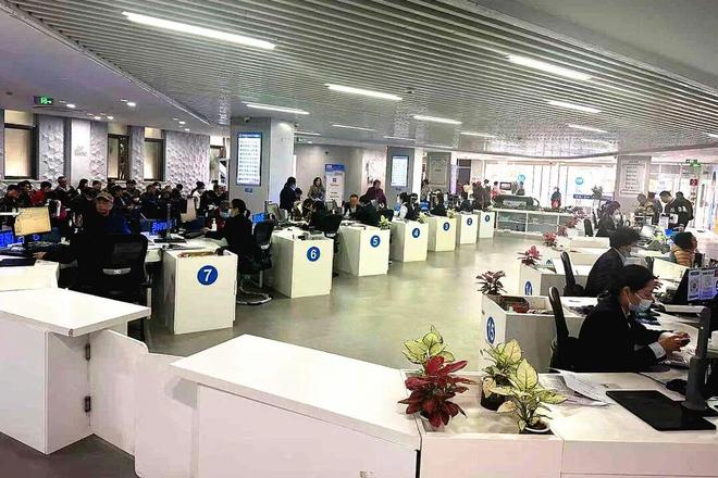 服务延伸到家门口、试点“智能问答办”系统……TA们把“人民至上”融入每一次服务(图6)