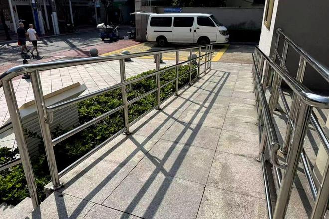 服务延伸到家门口、试点“智能问答办”系统……TA们把“人民至上”融入每一次服务(图4)