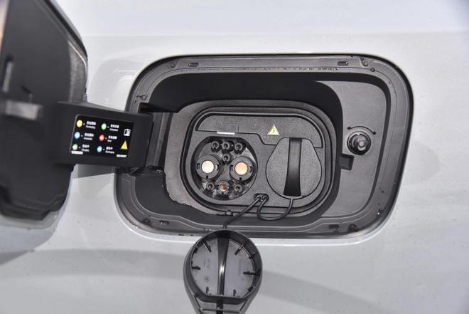 15T插混3电机4驱53秒破百纯电212km公路坦克2699万起(图2)