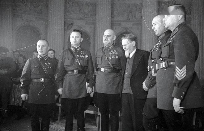 1950年被誉为苏联炮王的元帅库利克因发牢骚被斯大林秘密处决(图4)