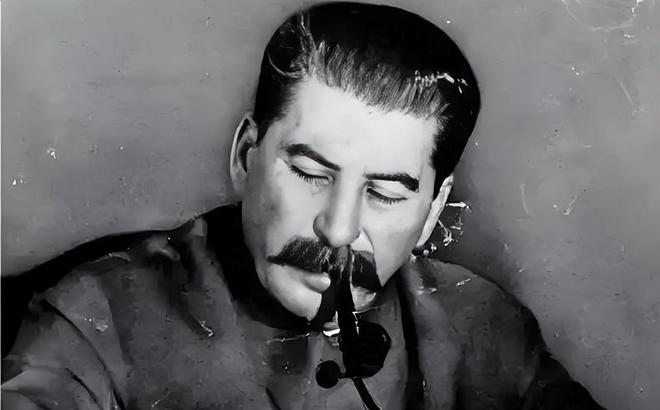 1950年被誉为苏联炮王的元帅库利克因发牢骚被斯大林秘密处决(图3)