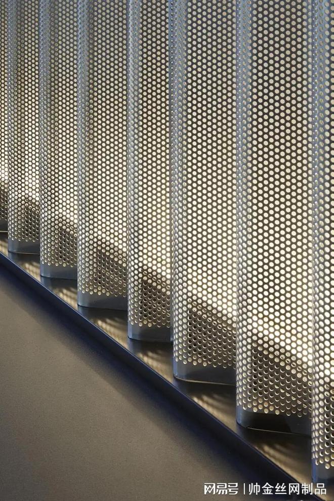 告别沉闷与回声：铝板冲孔网如何为建筑穿上‘会呼吸’的声学外衣