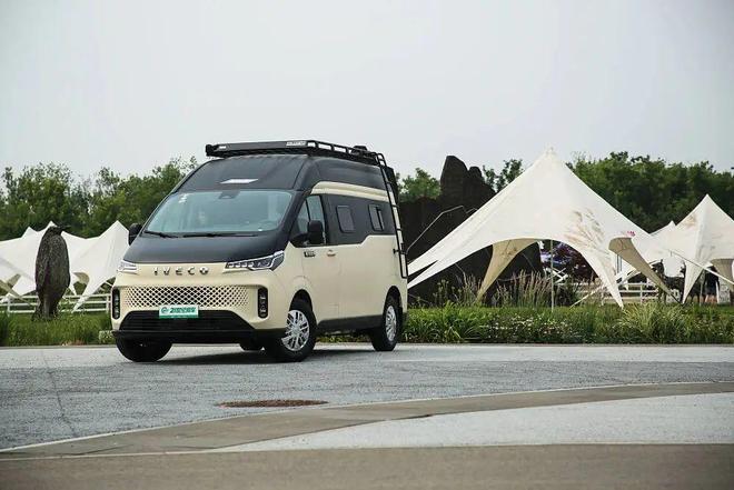 即刻启程！通勤、旅居Vanlife风！实拍亚特启程露营车(图3)